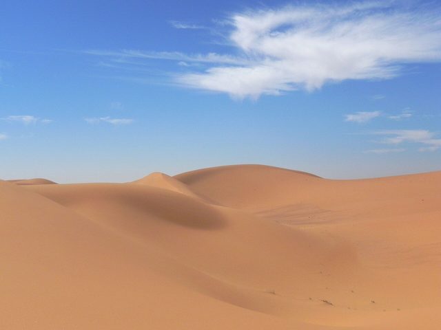 Representative photo of desert & dunes in Saudi Arabia, not Biniyat at Tajir