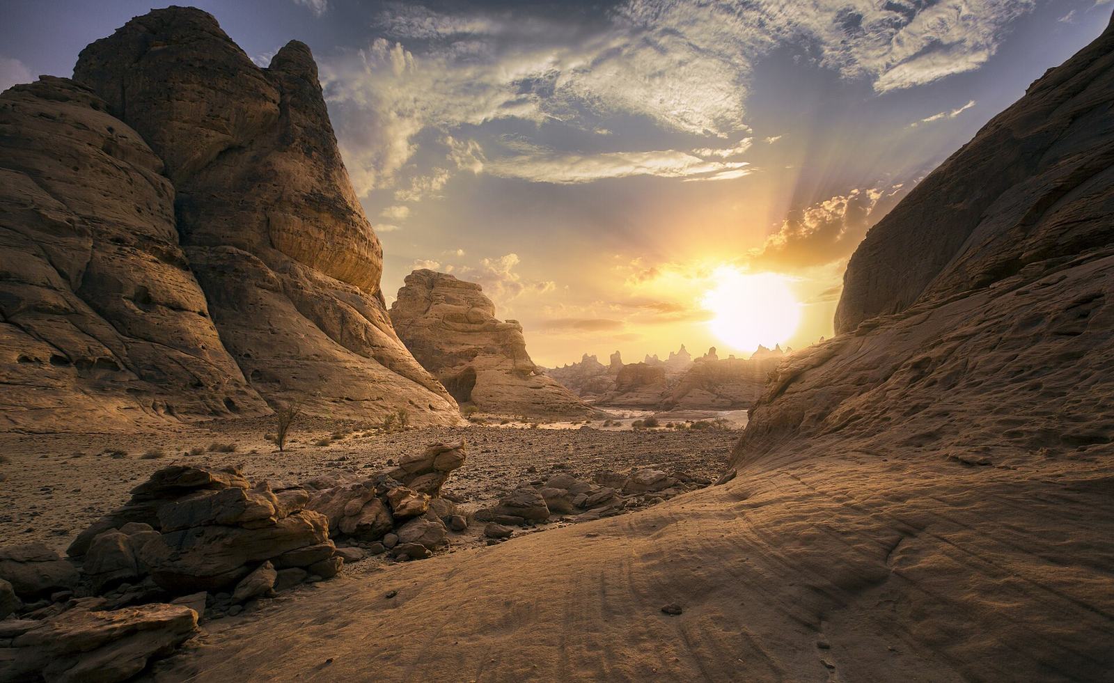 Representative photo of mountains in Saudi Arabia, not Jabal Maomah