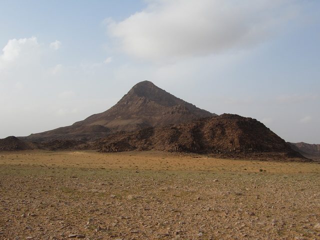 Representative photo of mountains in Saudi Arabia, not Jabal Thumaydh