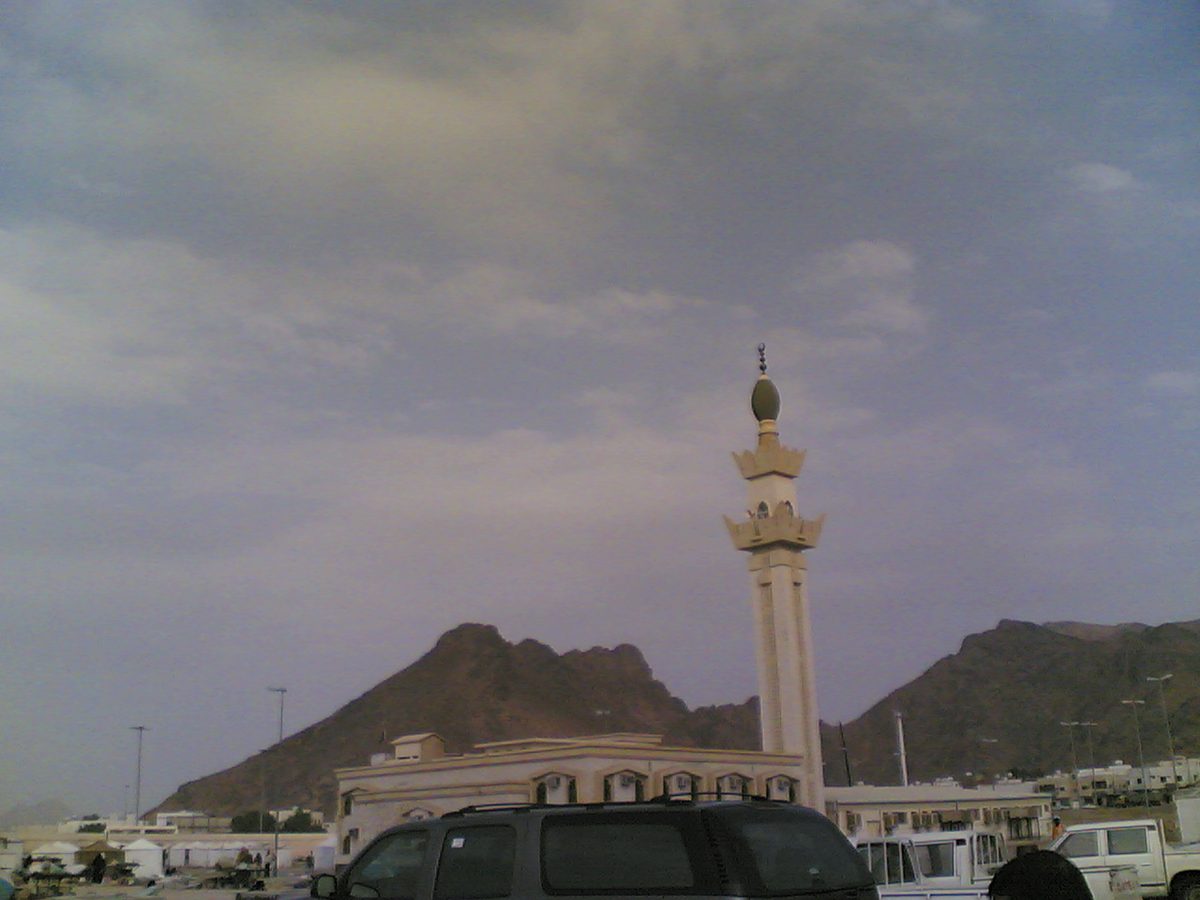 Al Romat Mountain — Uhud Mountain AL MADİNAH - panoramio.jpg