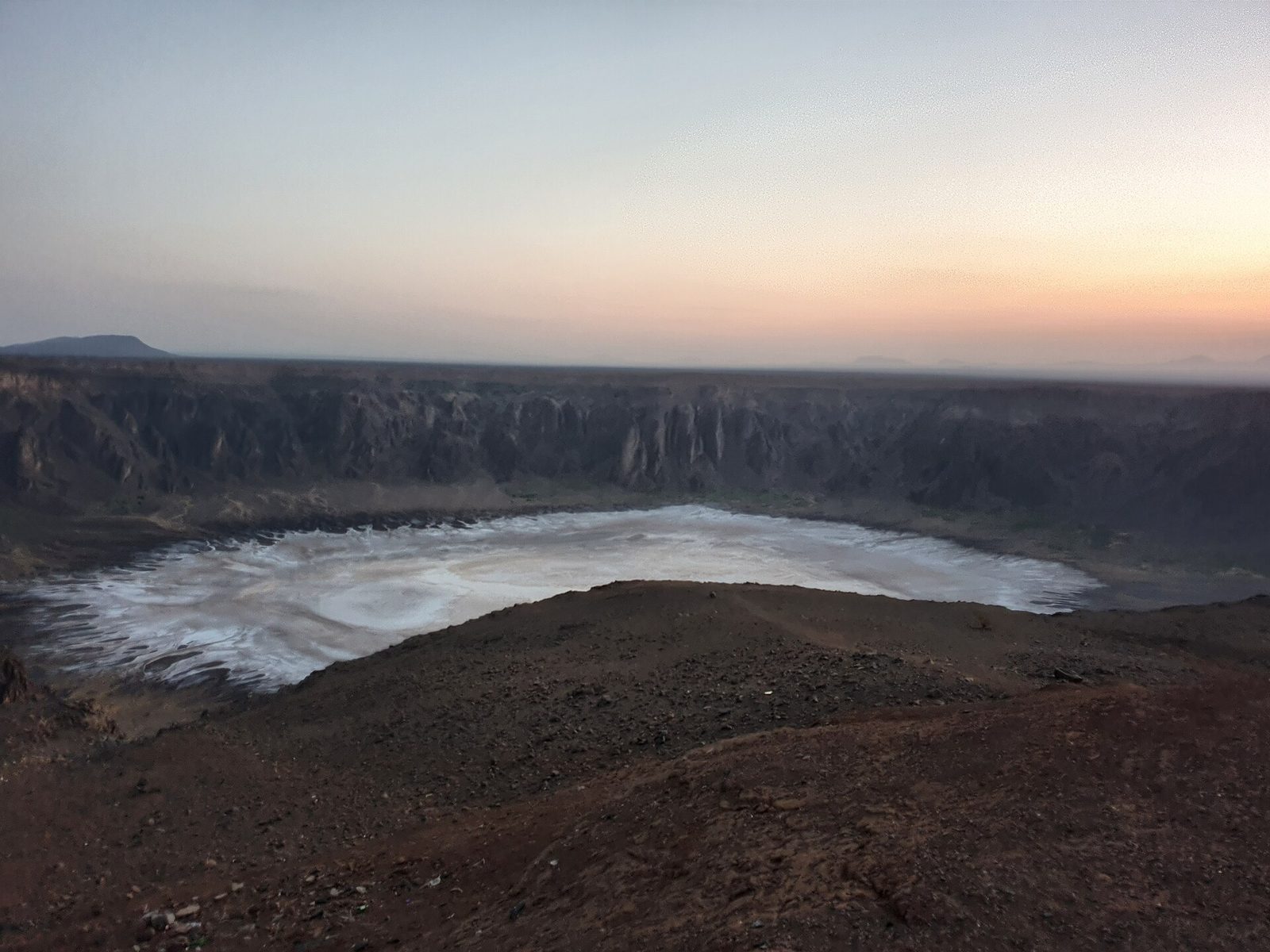 وجهة نظر فوهة الوعبة — Wahba Crater at sunrise, Saudi Arabia 1.jpg