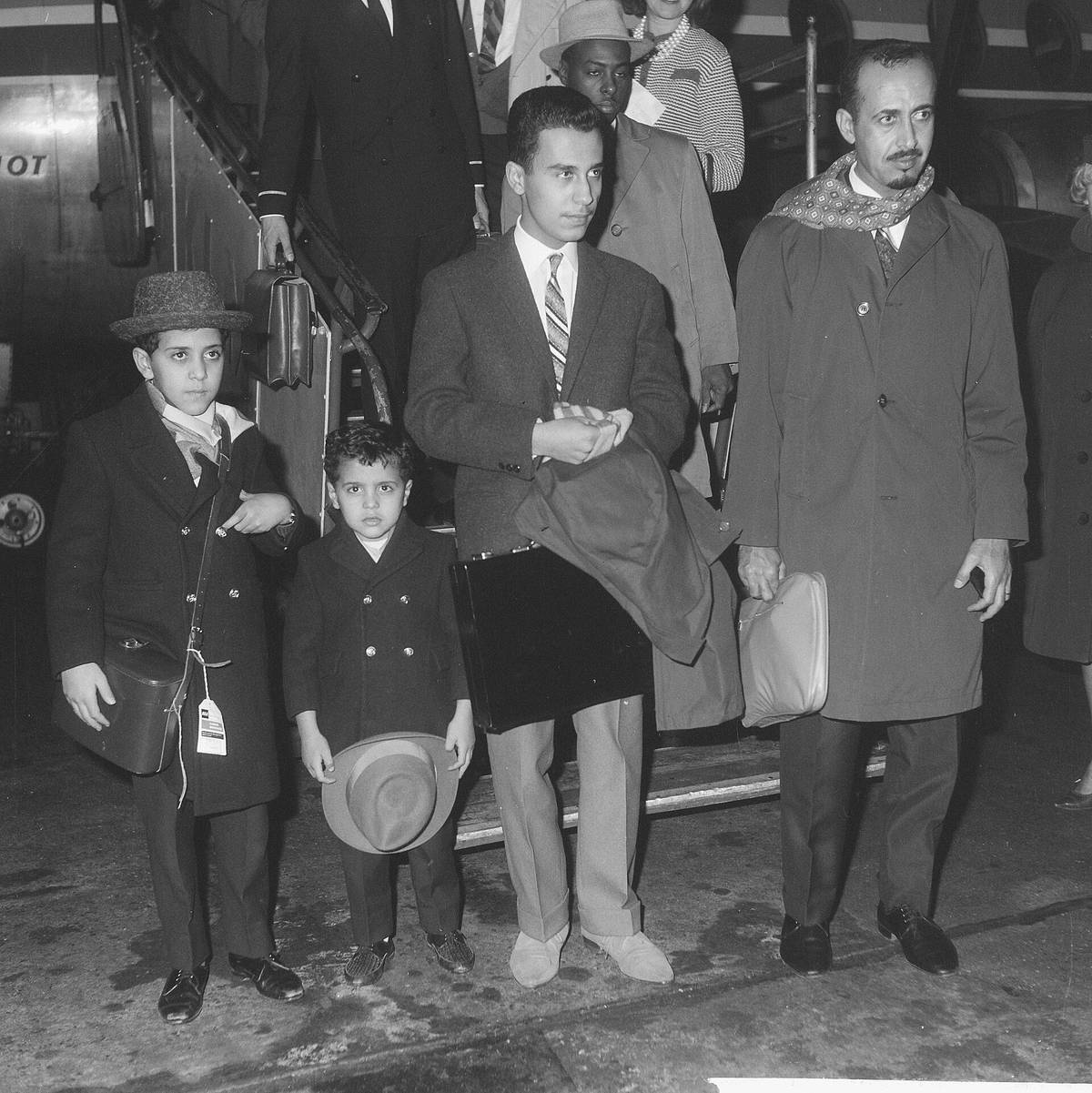 مهد آل سعود — Prins Abdullah Ben Mohammed al Saoed op Schiphol Poseert met zijn zoons, prins…, Bestanddeelnr 913-1627.jpg