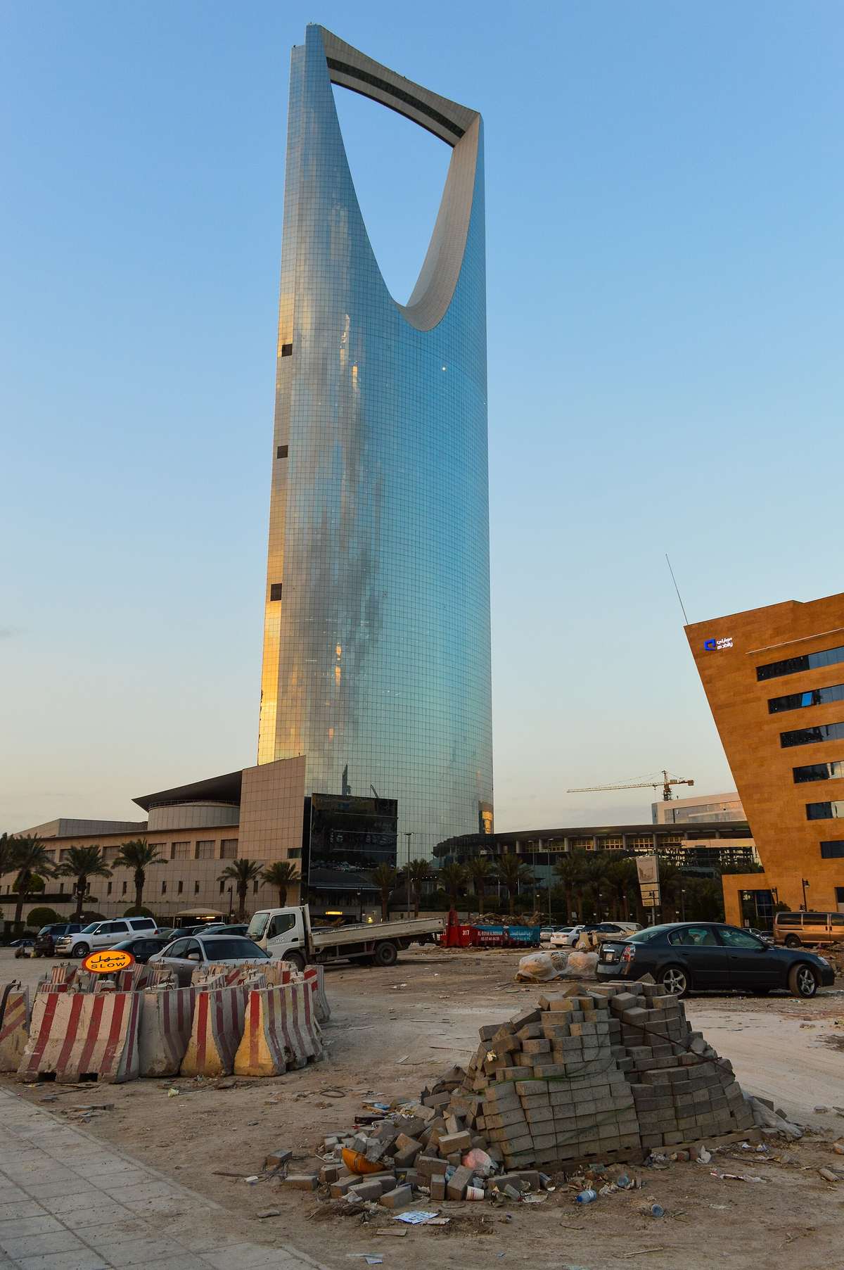 King Abdullah Mosque — Kingdom Tower from King Fahd Road (12753958374).jpg