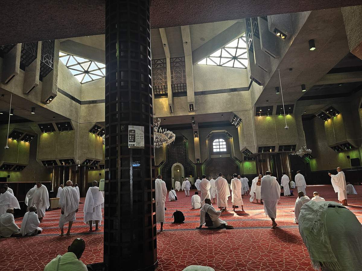 Masjid al-Taneem — Masjid al-Taneem Interior.jpg