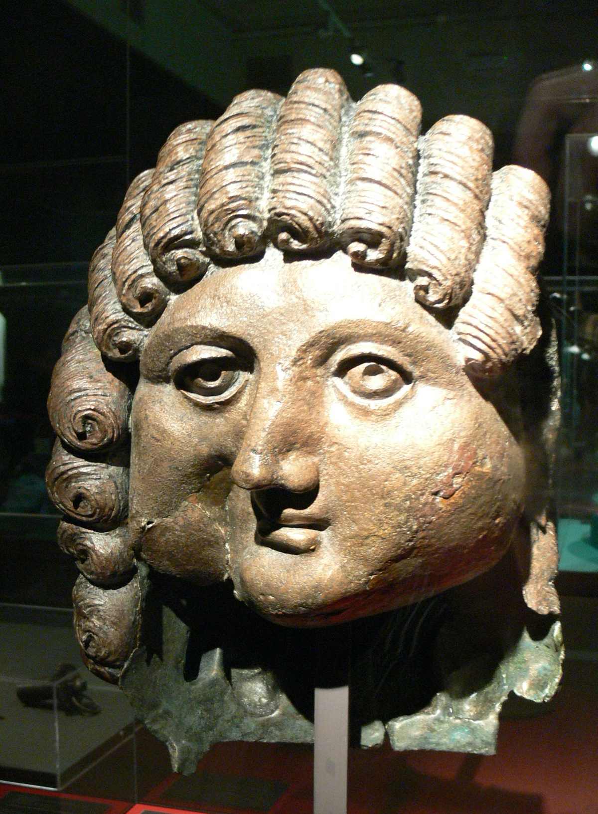 Qaryat al Faw — Pergamon-Museum - Bronzekopf.jpg