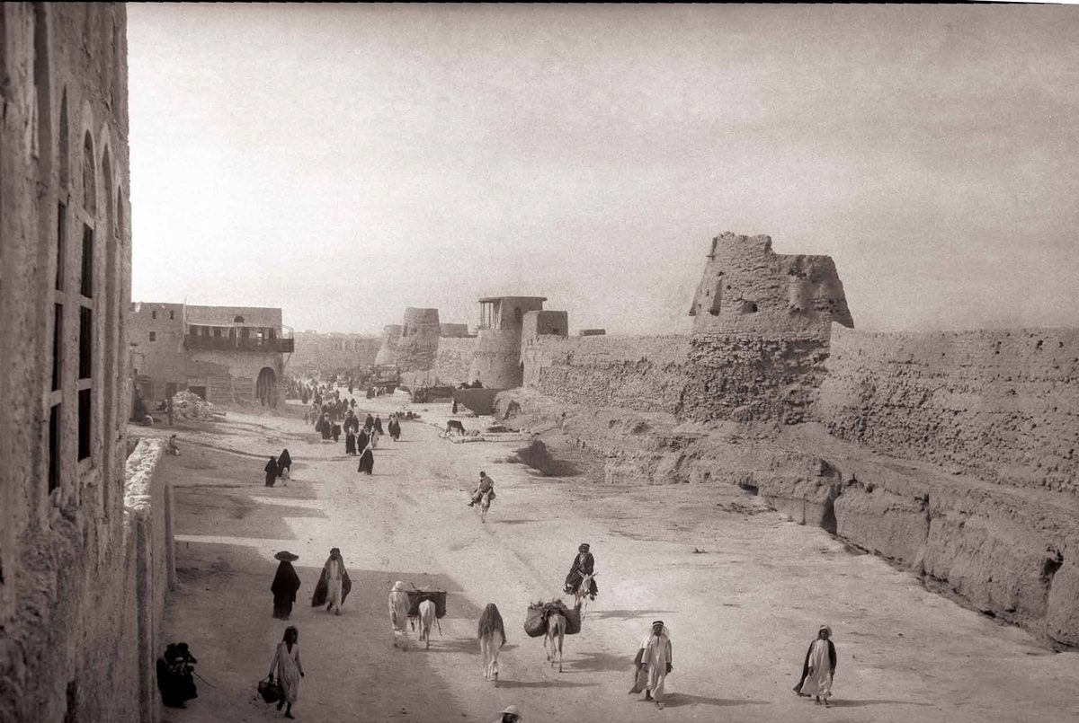 Qatif Castle — قلعة-القطيف-بجوار-أحد-الشوارع.jpg
