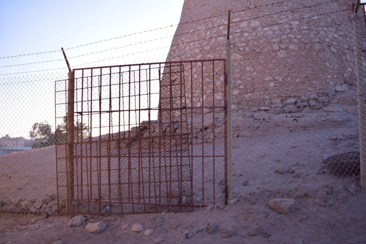 Tarout Castle — Fort Tarout fence.jpg