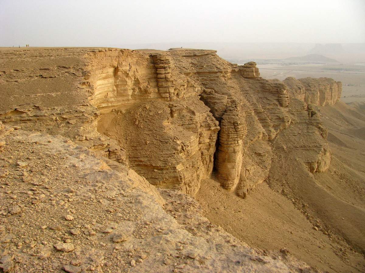 Tuwaiq — Along the Ridge (2993423284).jpg