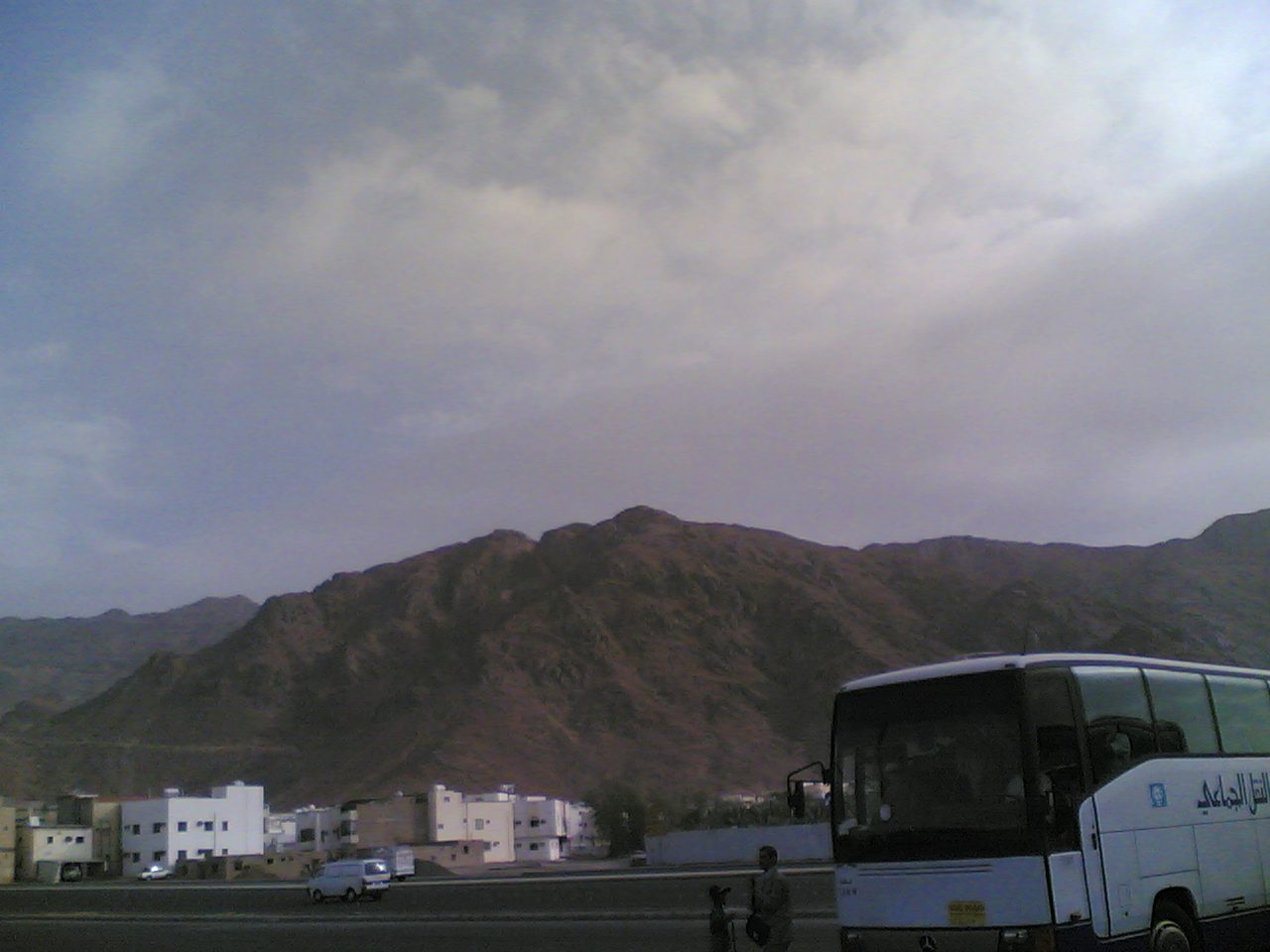 Uhod Mountain Park — Auhud Hz.Hamza martyrdom 's Tomb Area)Auhud Mountain - panoramio.jpg